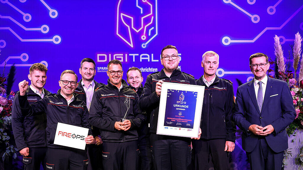 Digitalos 2025: fünf Trophäen vor der Digitalos-Bühne